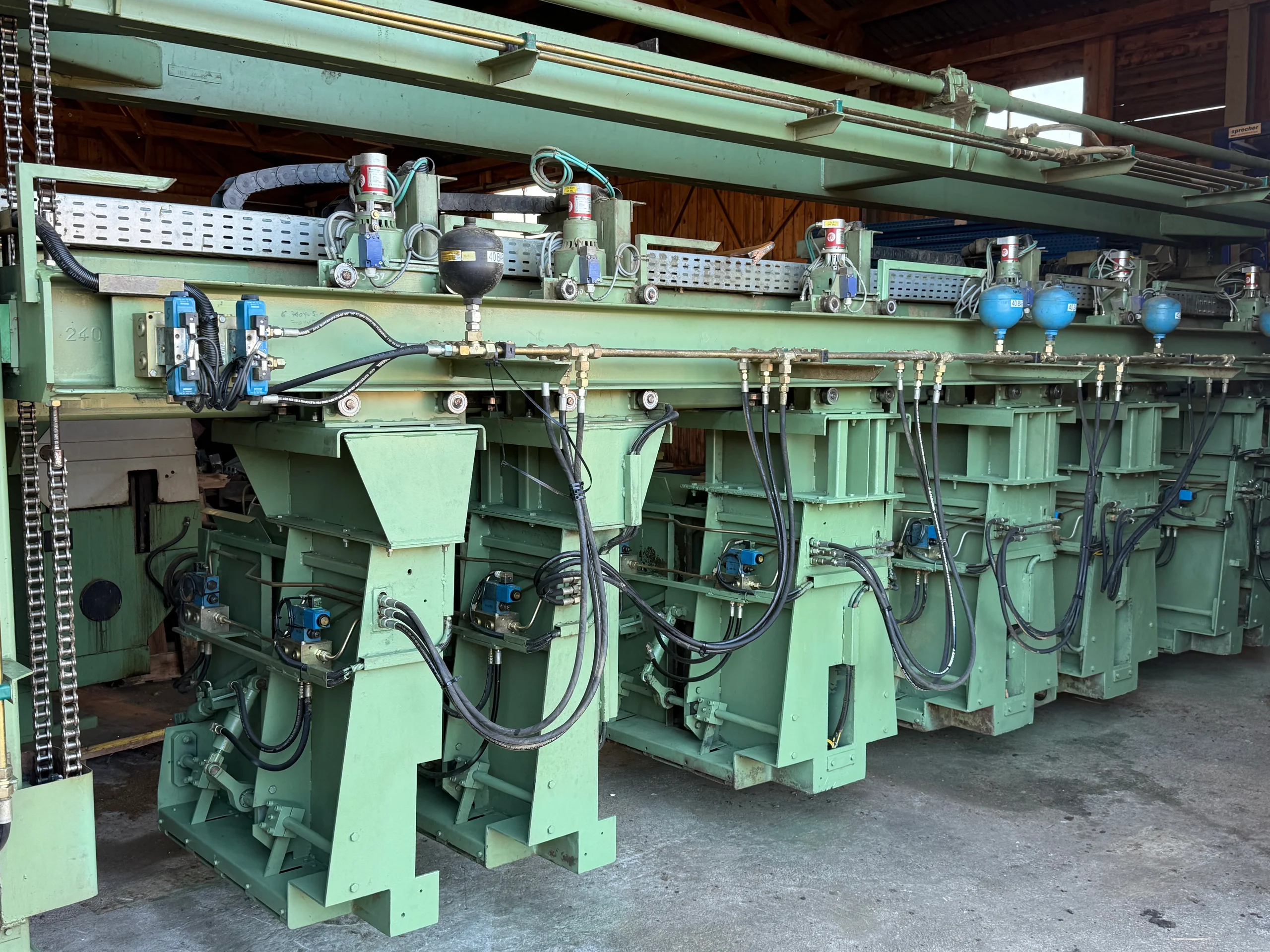 Položení pružinové lišty s časopisy