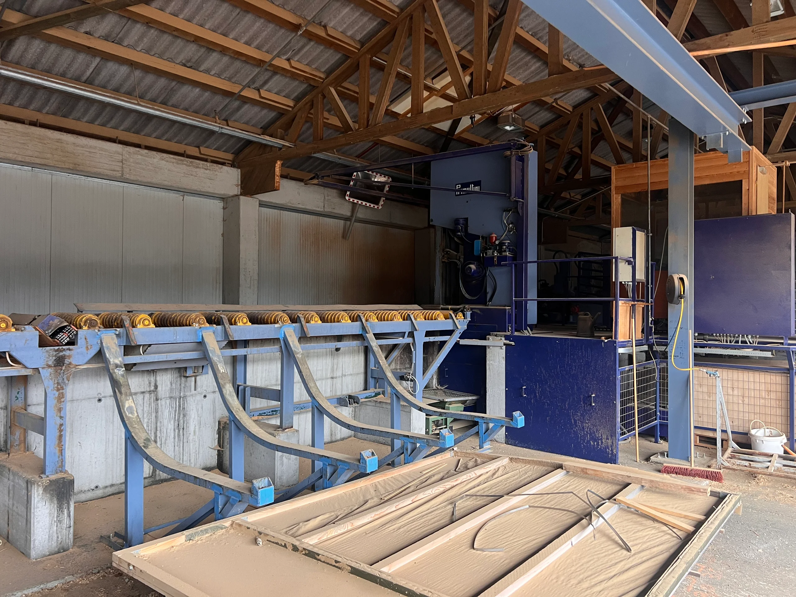 Pásová pila na těžké dřevo